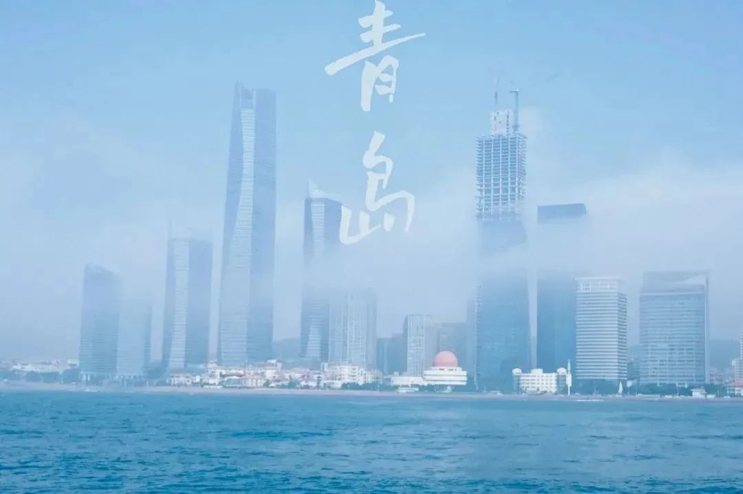 迎四方宾客，来一醉方休。  ——《青岛，有海量》   ▲图源网络    青岛，一个让人上头的城市。红瓦绿树，碧海蓝天，是它的灵魂底色。梁实秋在《忆青岛》里说，青岛是当得上“春有百花秋有月，夏有凉风冬有(图1)